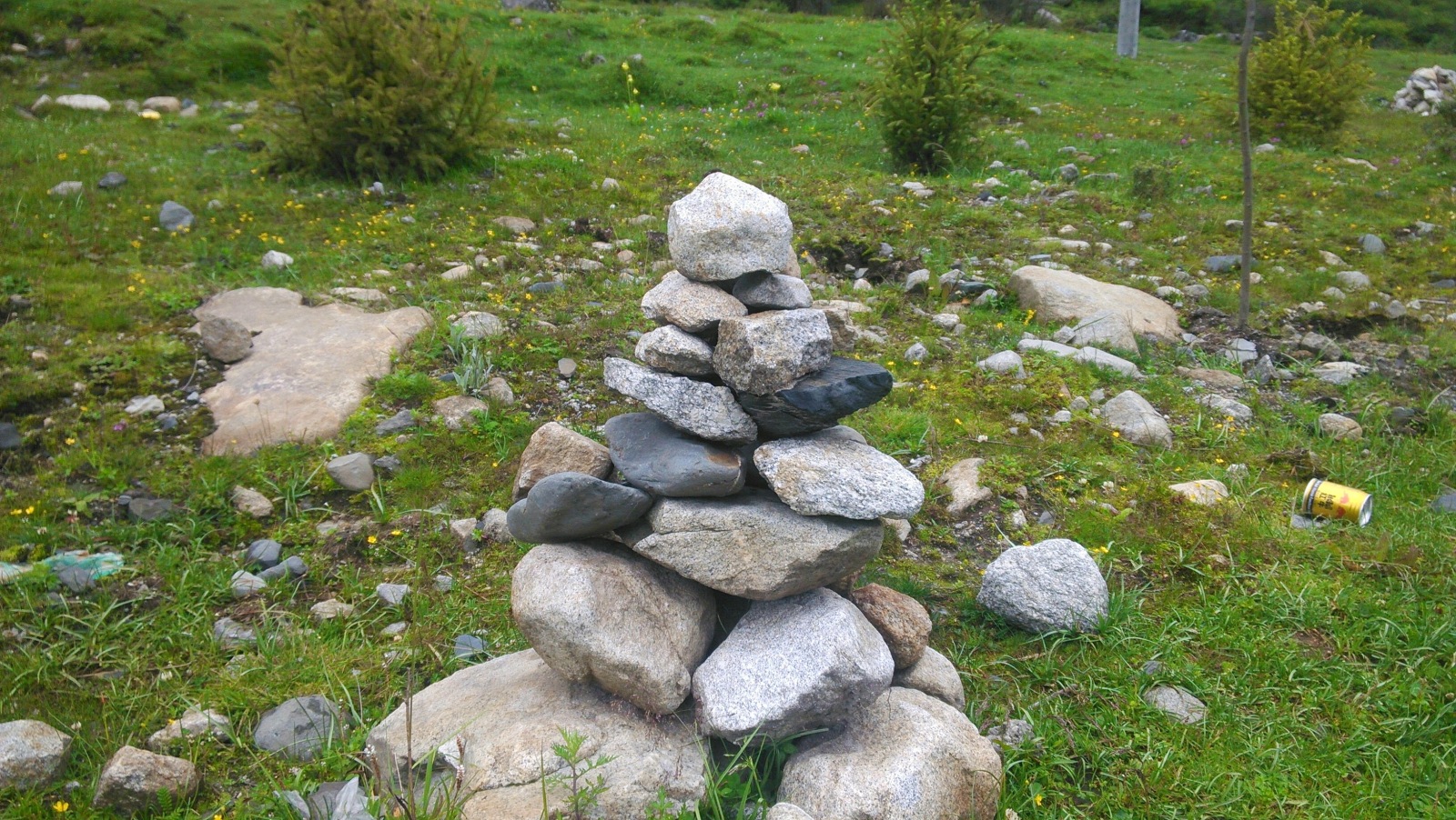 玛尼堆，用山上神圣的石头堆砌而成的神堆