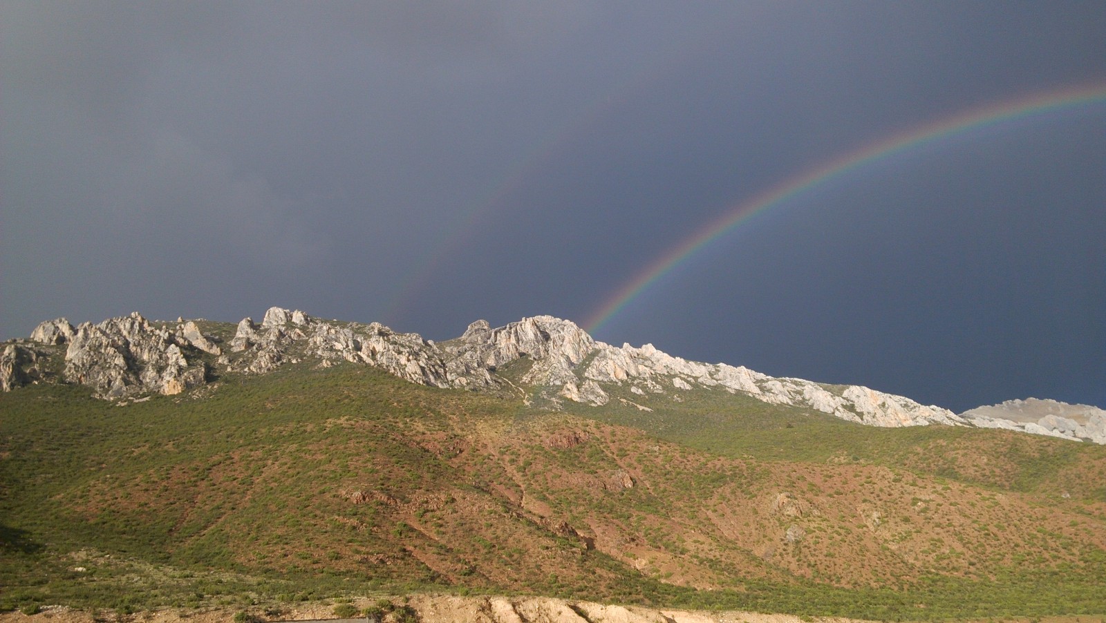 彩虹直通向了对面的石山