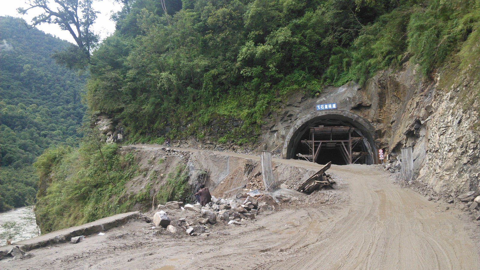 隧道正(2014-07-27)在修建，现在还是得走旁边的小路